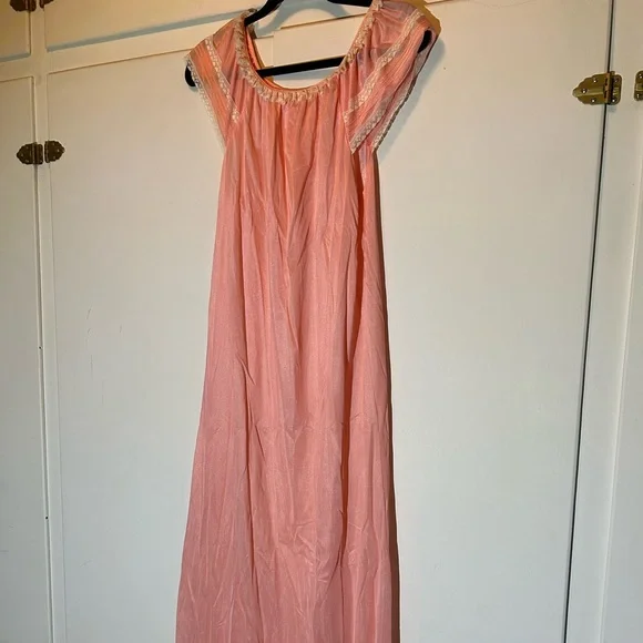 Elegant Vintage Peach Nylon NightGown - Picture 2 of 4